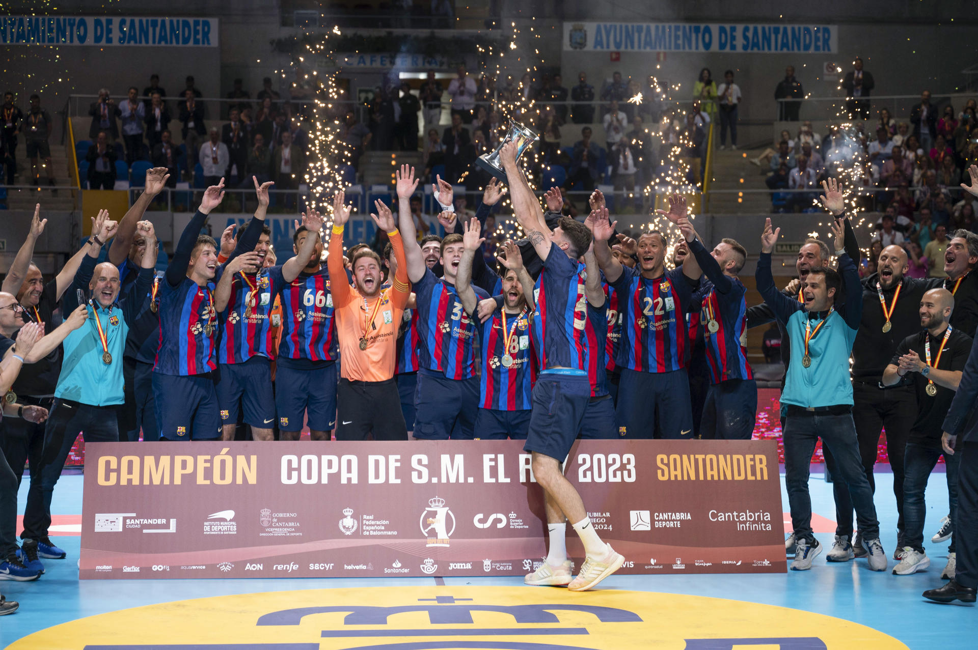 Los jugadores del Barça celebran la victoria sobre el Logroño La Rioja, tras ganar la final de la 58 edición de la Copa del Rey de Balonmano, que se ha disputado este domingo en Santander.-EFE/Pedro Puente Hoyos