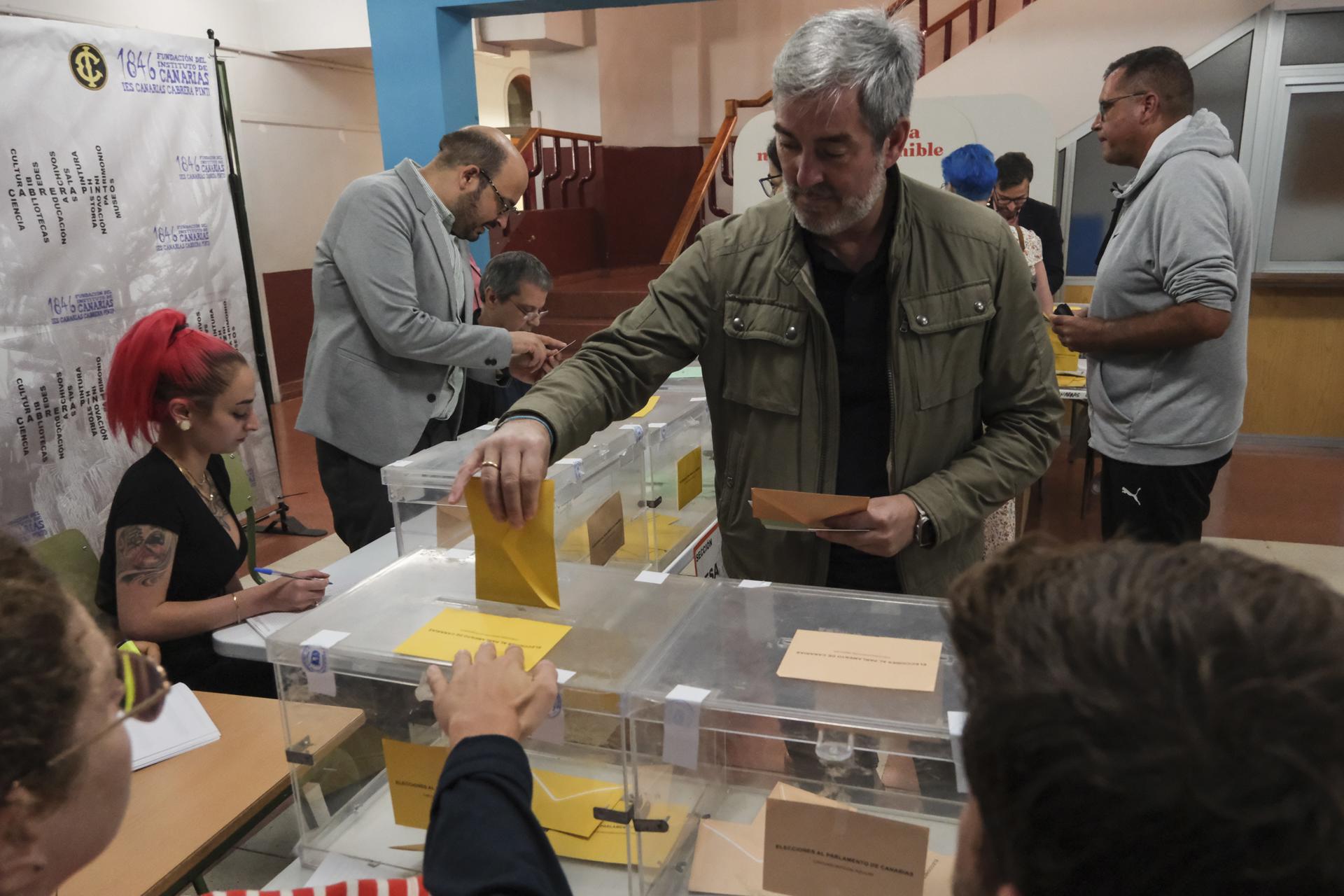 El candidato de Coalición Canaria a la Presidencia de Canarias, Fernando Clavijo, vota en un colegio electoral de La Laguna (Tenerife) .EFE/Alberto Valdés