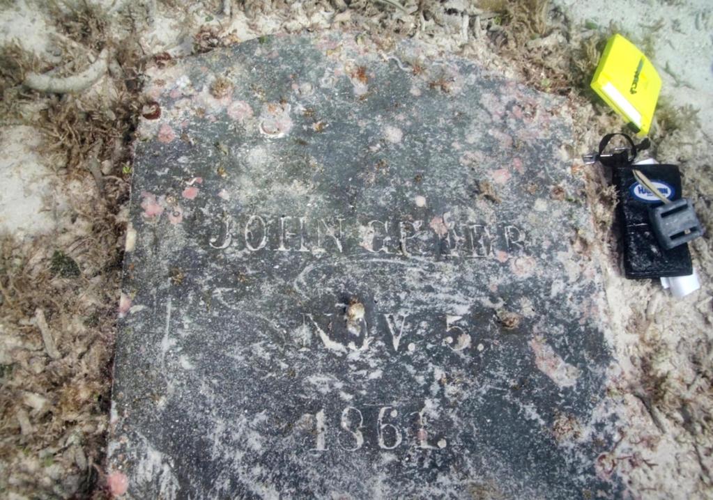 Fotografía cedida por el Servicio de Parques Nacionales (NPS) de Estados Unidos donde se muestra la lápida de John Greer, con la inscripción que dice "John Greer. 5 de noviembre de 1861", que fue encontrada bajo el agua por arqueólogos durante un estudio en el Parque Nacional Dry Tortugas en Florida (EE.UU.). EFE/C. Sproul/NPS
