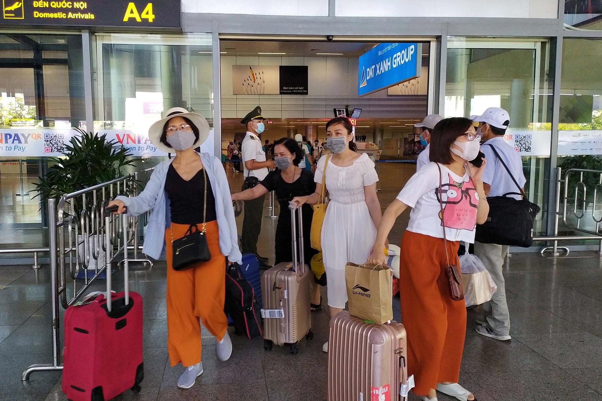 People wearing face masks at Da Nang international airpot in Da Nang, Vietnam, 27 July 2020. EFE-EPA/STRINGER VIETNAM OUT[VIETNAM OUT]/FILE