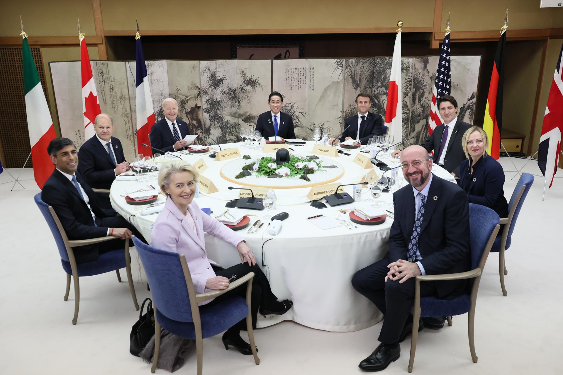 A handout photo made available by the G7 Hiroshima Summit Host shows (L-R front, clockwise) European Commission President Ursula von der Leyen, Britain's Prime Minister Rishi Sunak, Germany's Chancellor Olaf Scholz, US President Joe Biden, Japan's Prime Minister Fumio Kishida, France's President Emmanuel Macron, Canada's Prime Minister Justin Trudeau, Italy's Prime Minister Giorgia Meloni and European Council President Charles Michel posing for a group photo at a working dinner during the G7 Hiroshima Summit in Hiroshima, Japan, 19 May 2023. EFE/EPA/G7 HIROSHIMA SUMMIT HOST HANDOUT HANDOUT EDITORIAL USE ONLY/NO SALES