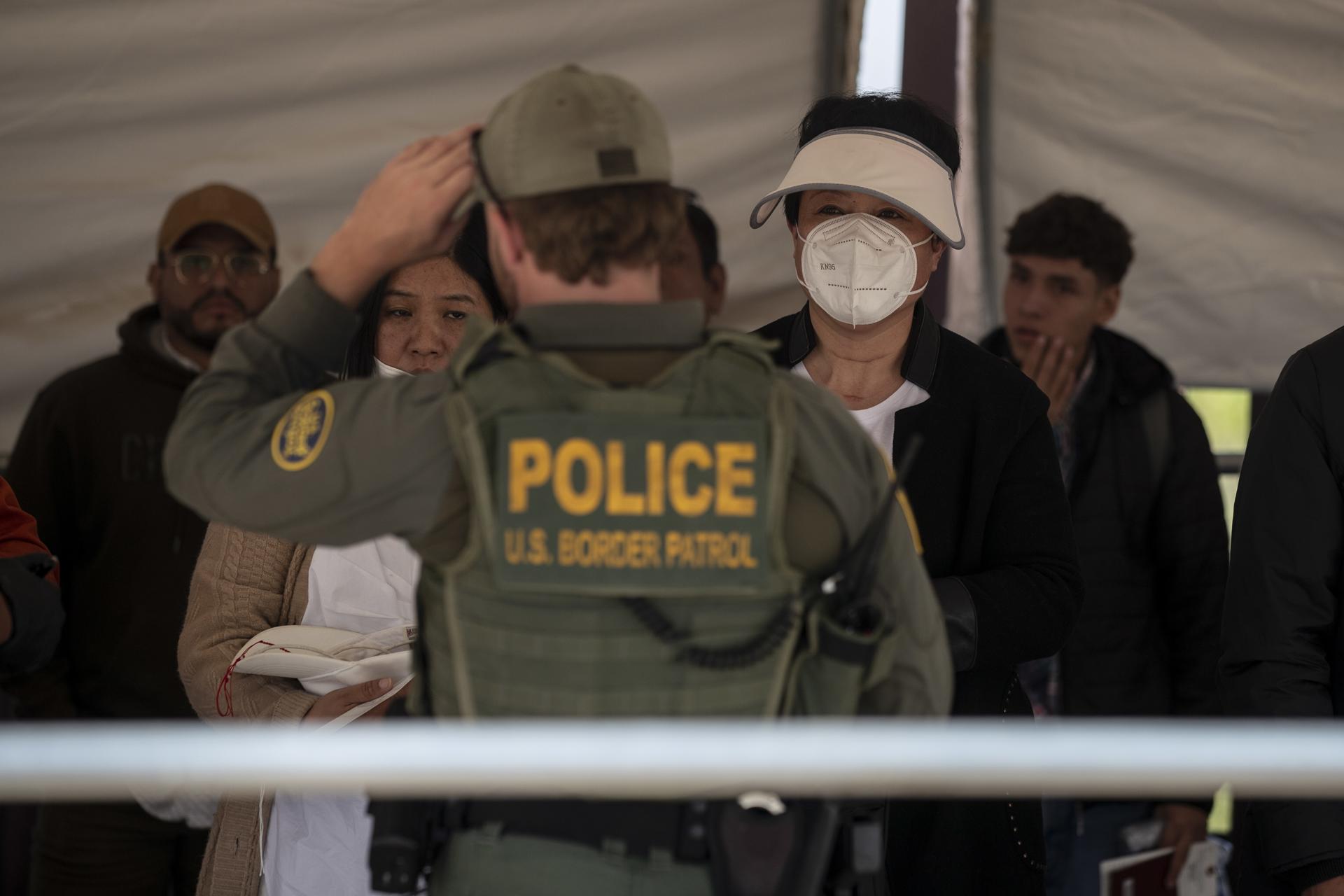 The United States Border Patrol on 11 May 2023 detained hundreds of potential asylum-seekers who had been staying at encampments on US soil just south of two gates of the border wall outside this border city. The operation was carried out just hours before the expiration of Title 42, a pandemic-era border policy put in place in the spring of 2020 that has allowed the immediate expulsion of undocumented migrants from the US for public health reasons without allowing them the chance to request asylum. EFE/EPA/ETIENNE LAURENT