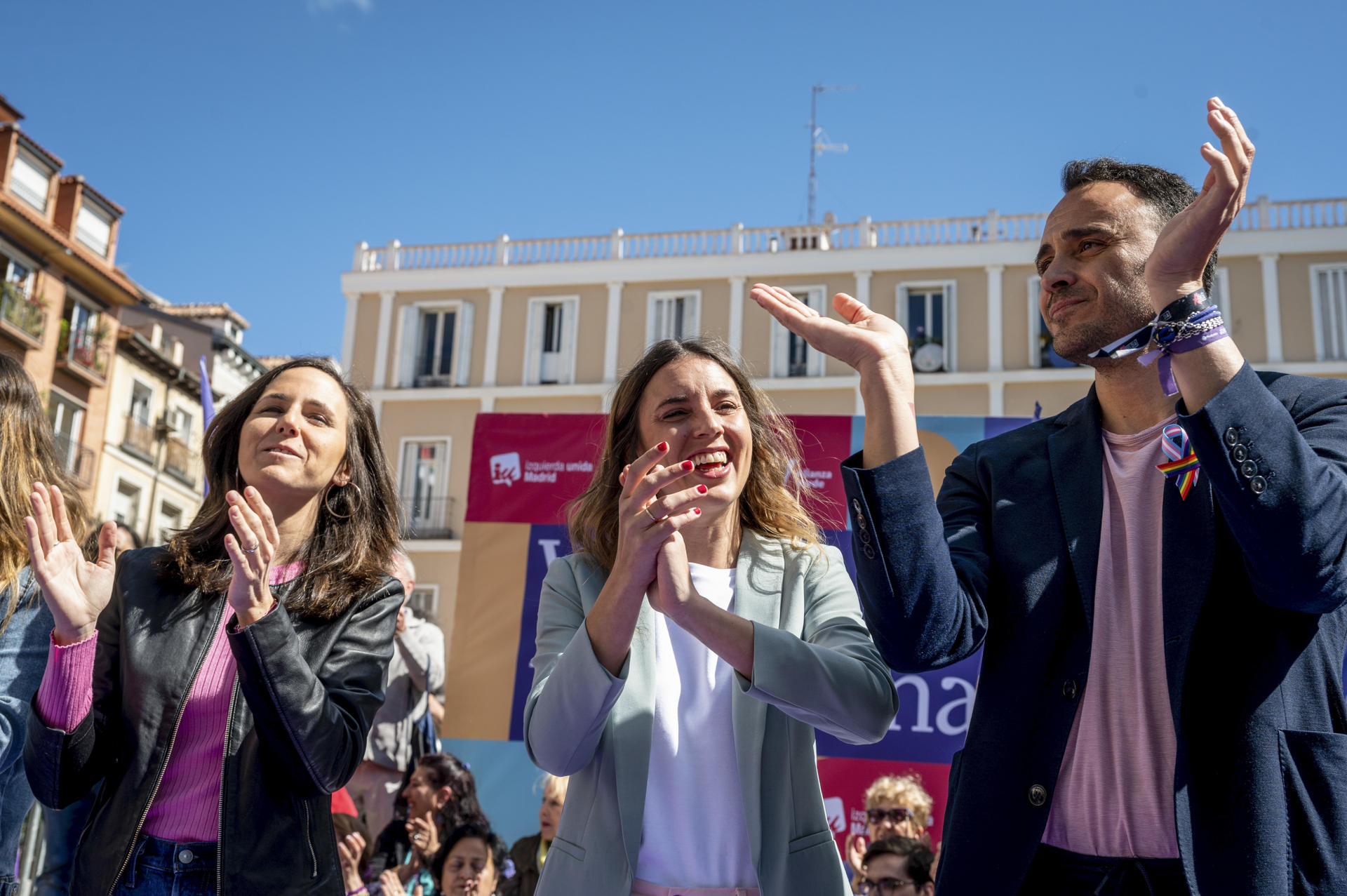 La ministra de Derechos Sociales, Ione Belarra (i) y la de Igualdad Irene Montero (c) junto al candidatos de Podemos-Izquierda Unida-AV a la alcaldía de Madrid, Roberto Sotomayor (d), hoy en Madrid.