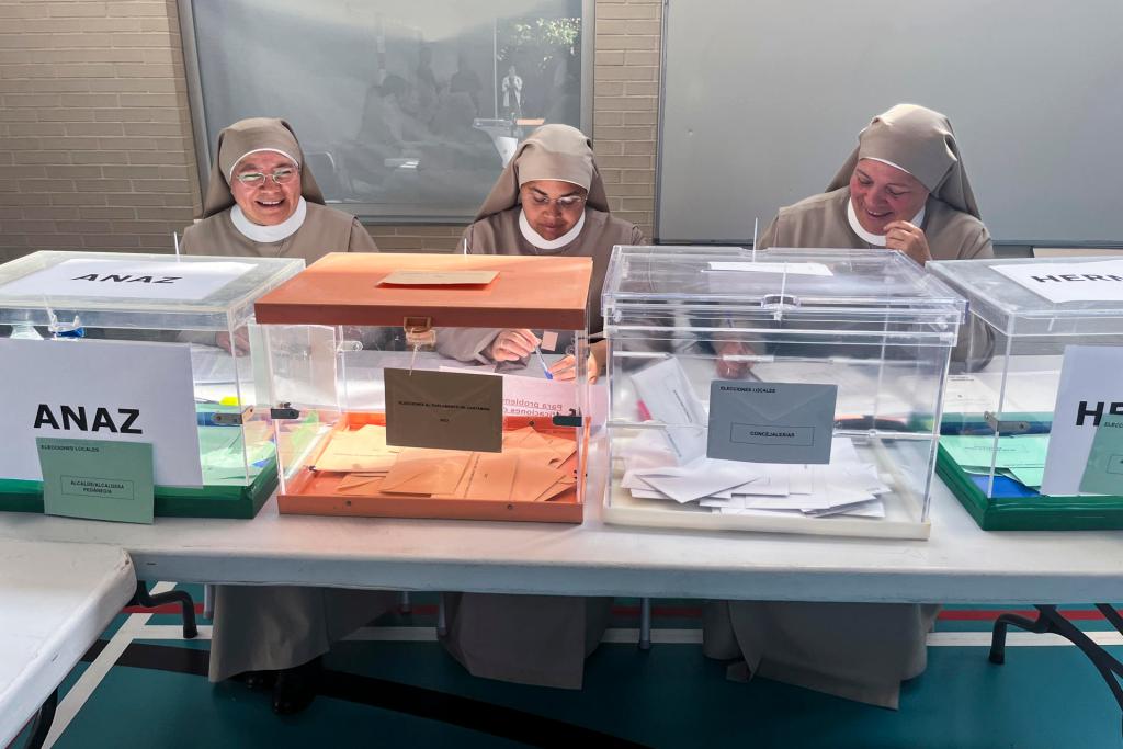 Three nuns from the congregation of the Daughters of Santa María del Corazón de Jesús have marked one of the anecdotes of this 28M in Cantabria by presiding with their habits at the polling station in the town of Ánaz.  EFE/Miguel Ramos