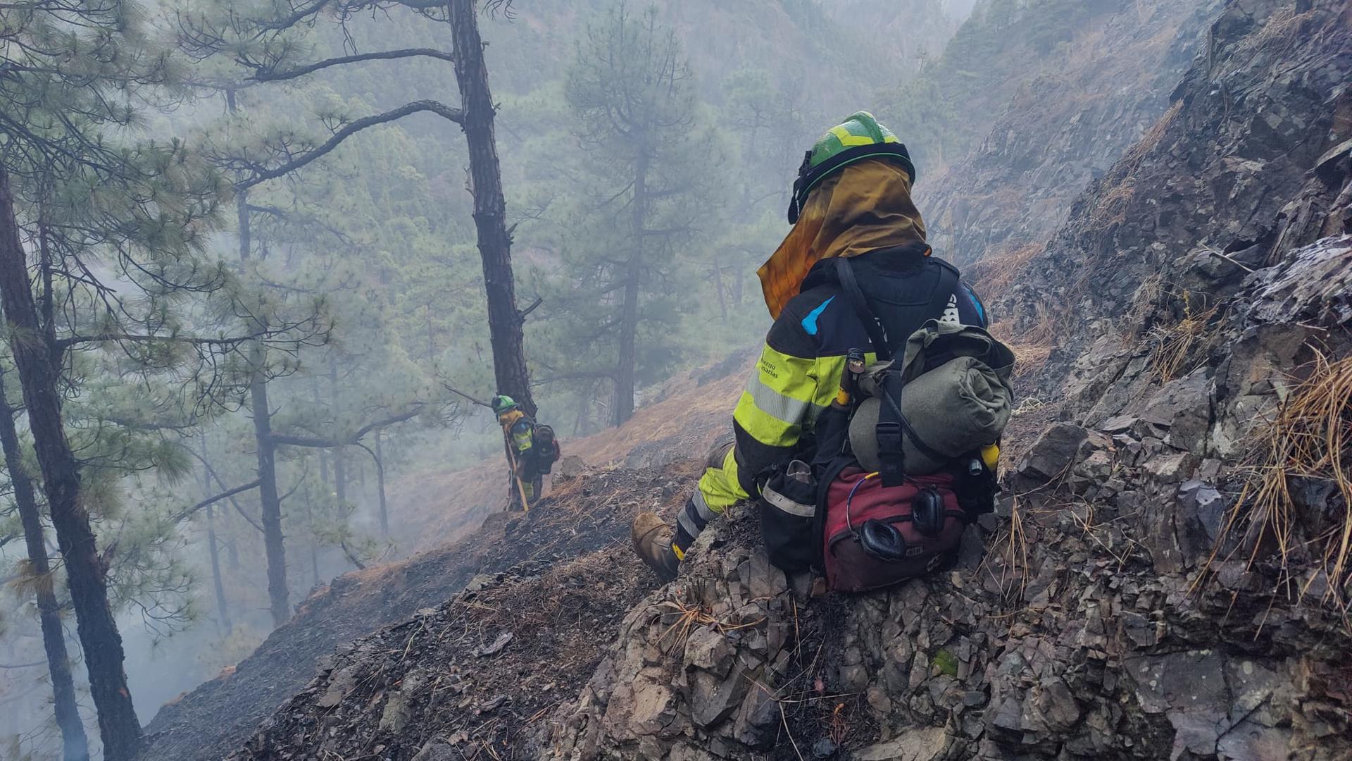 Imágenes difundidas por el Gobierno de Canarias de sus equipos de intervención rápida ante incendios forestales combatiendo el conato declarado en el Parque Nacional de la Caldera de Taburiente, en La Palma. EFE/Gobierno de Canarias