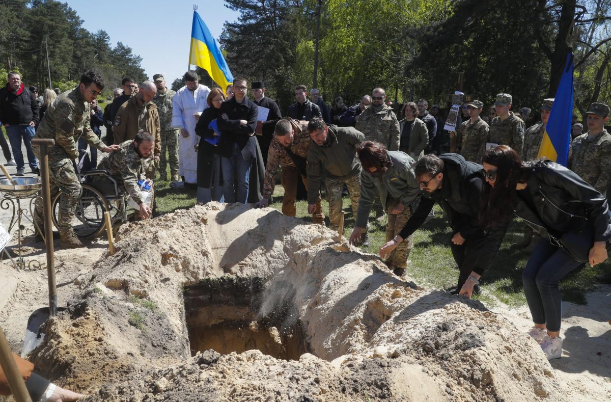 Familiares, amigos y compañeros del difunto militar ucraniano Oleksandr Bondarenko asisten a su funeral en el cementerio de Kiev (Kiev), Ucrania.