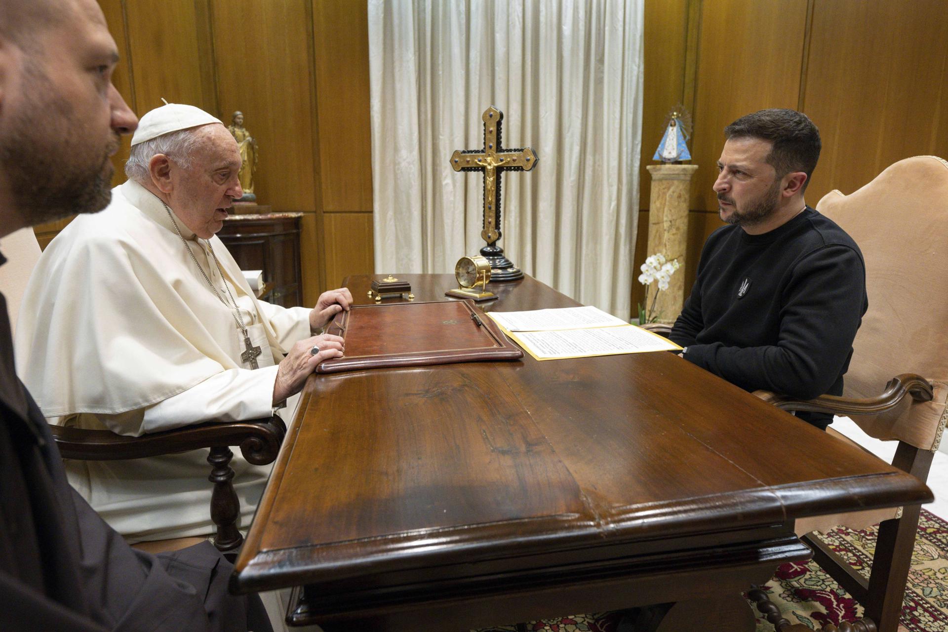 A handout picture provided by the Vatican Media shows Pope Francis (2-L) and Ukraine's President Volodymyr Zelensky (R) during their meeting at the Vatican, 13 May 2023. EFE-EPA/VATICAN MEDIA HANDOUT HANDOUT EDITORIAL USE ONLY/NO SALES
