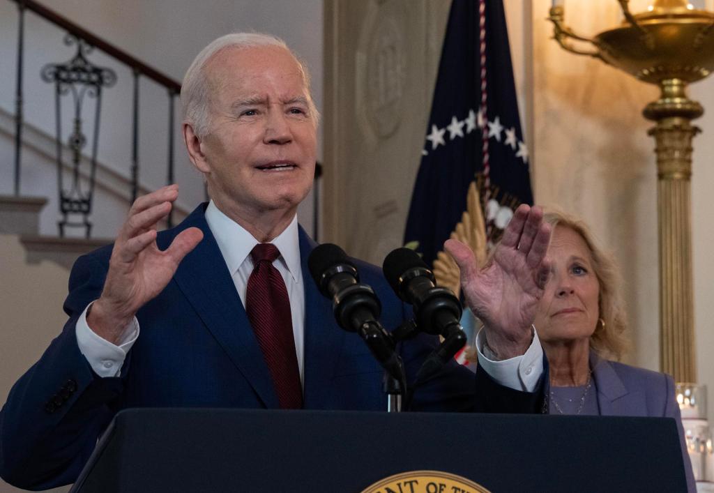El presidente de Estados Unidos, Joe Biden, acompañado de la primera dama Jill Biden, habla durante un homenaje a las víctimas del tiroteo escolar en Uvalde, en la Casa Blanca, en Washington (EE.UU.), este 24 de mayo de 2023. EFE/EPA/Ron Sachs/Pool
