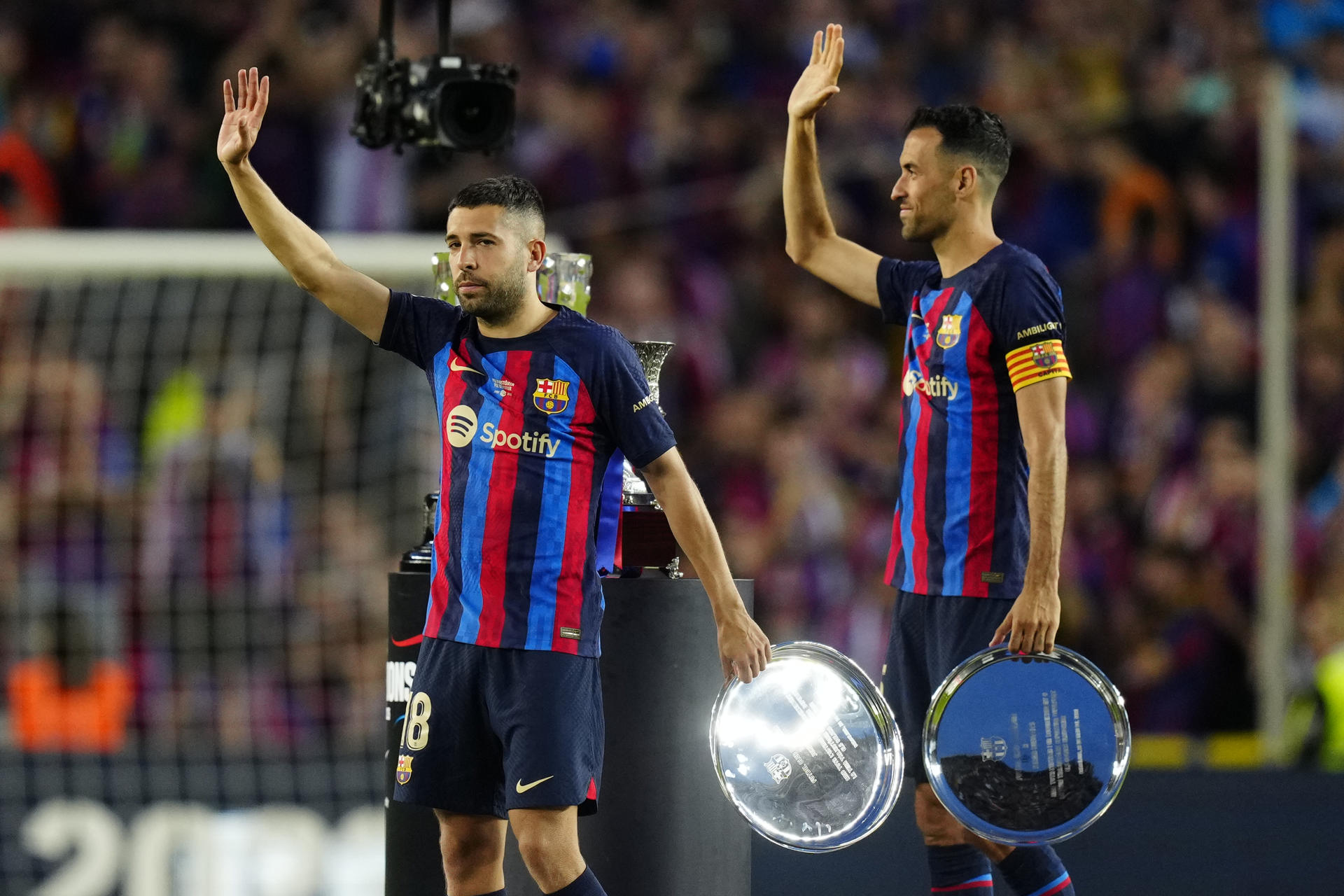 Los jugadores del FC Barcelona, Jordi Alba (i) y Sergi Busquets, durante el homenaje que han recibido en su último encuentro con el equipo blaugrana en el Nou Camp a la finalización del encuentro correspondiente a la jornada 37 de Primera División que han disputado frente al Mallorca. EFE / Enric Fontcuberta.
