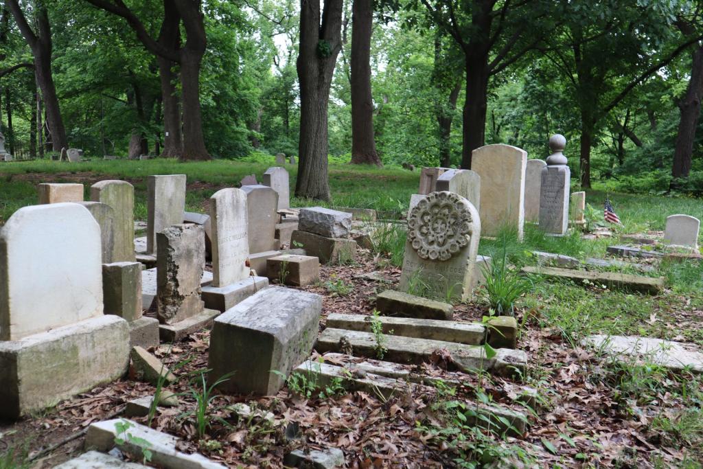 Fotografía del 9 de mayo, de algunas tumbas de uno de los cementerios afroamericanos más antiguos de Washington el Mount Zion, donde hay personas enterradas que nacieron y murieron esclavas, en Washington (EE.UU.). EFE/Sara Soteras I Acosta
