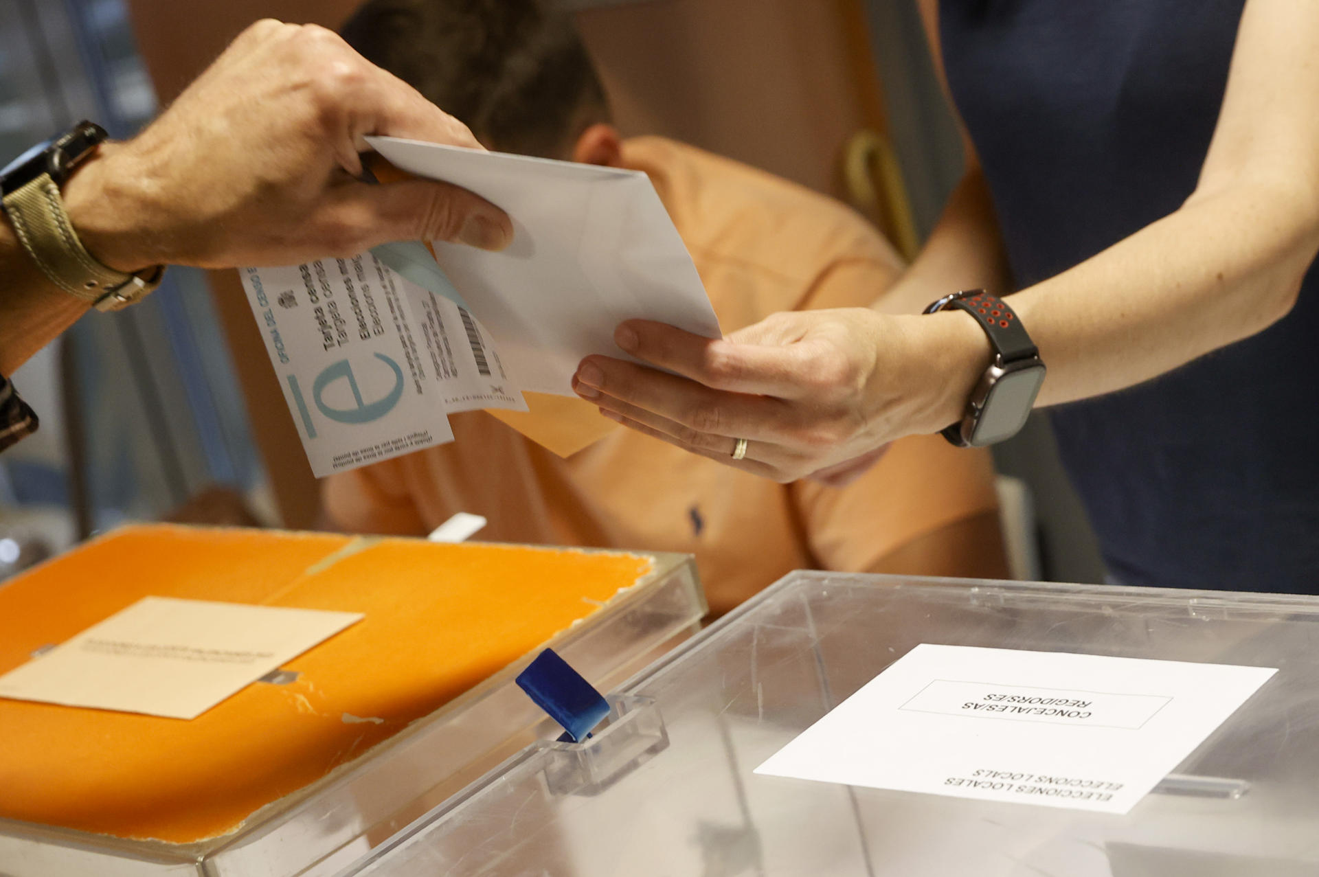 Una persona ejerce su derecho al voto en esta jornada electoral. EFE/ Kai Försterling