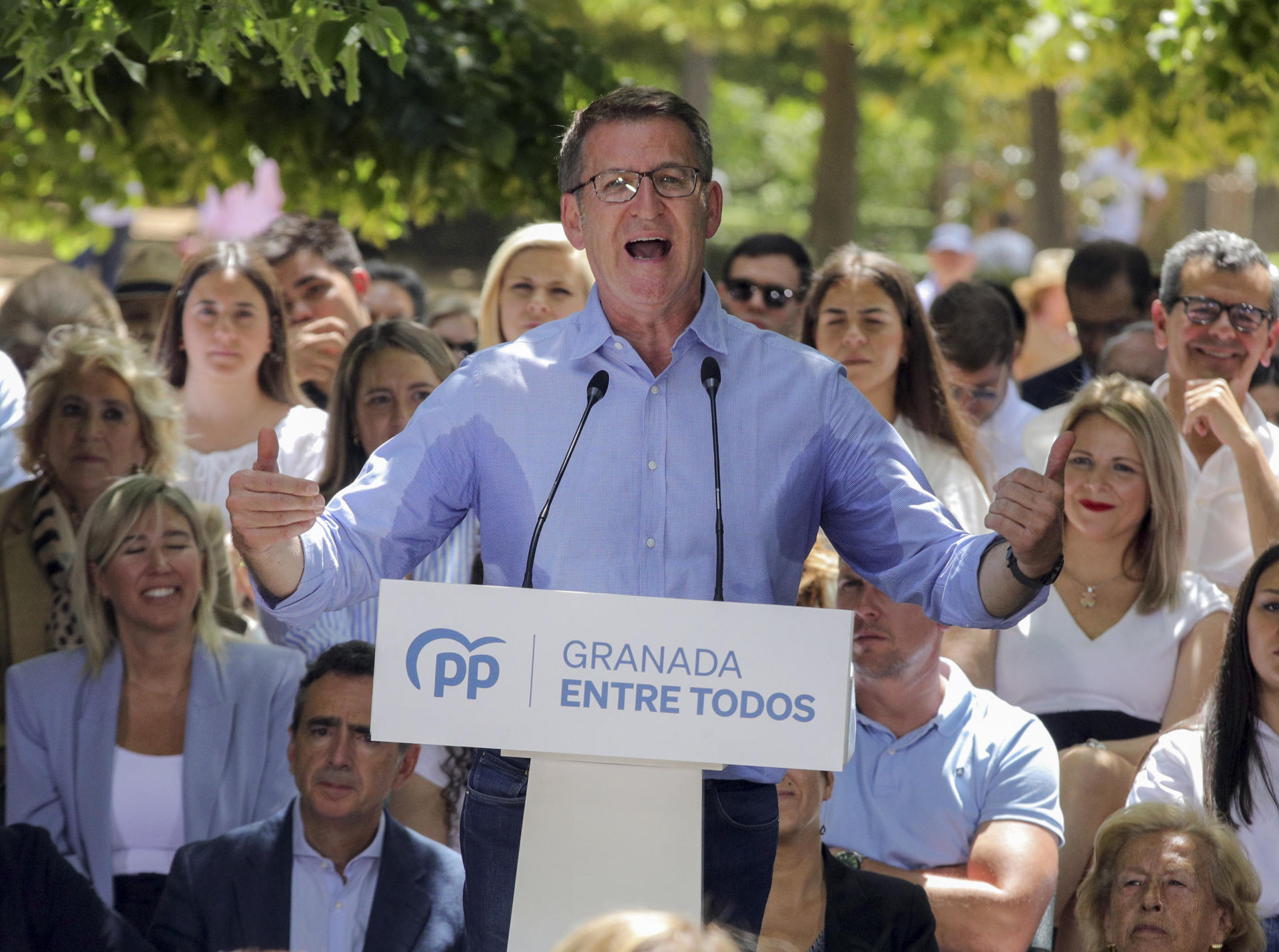 El presidente del Partido Popular, Alberto Núñez Feijóo, interviene este sábado en el mitin del PP que ha tenido lugar en el Parque García Lorca de Granada en apoyo a la candidatura a la alcaldía de Marifran Carazo. EFE/Pepe Torres