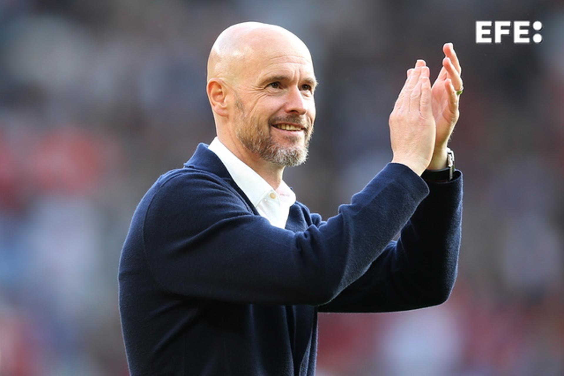 Manchester (United Kingdom), 28/05/2023.- Manchester United manager Erik ten Hag thanks the home crowd after the English Premier League soccer match between Manchester United and Fulham FC, in Manchester, England, 28 May 2023. EFE/EPA/ASH ALLEN EDITORIAL USE ONLY. No use with unauthorized audio, video, data, fixture lists, club/league logos or 'live' services. Online in-match use limited to 120 images, no video emulation. No use in betting, games or single club/league/player publications.
