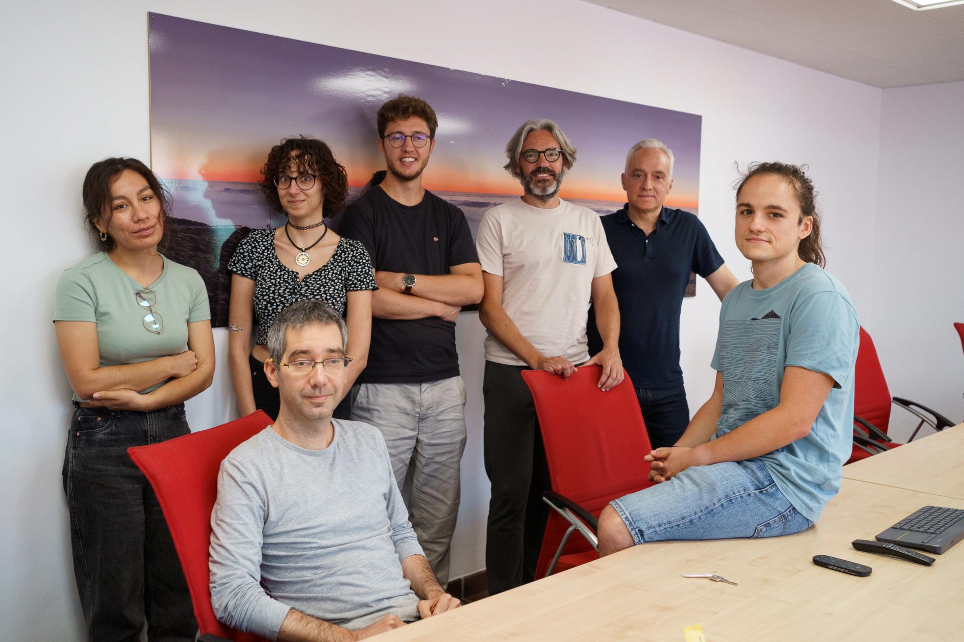 El grupo de investigadores del IAC que aplica la inteligencia artificial en distintos campos de la física durante una entrevista con la Agencia EFE. EFE/Ramón de la Rocha
