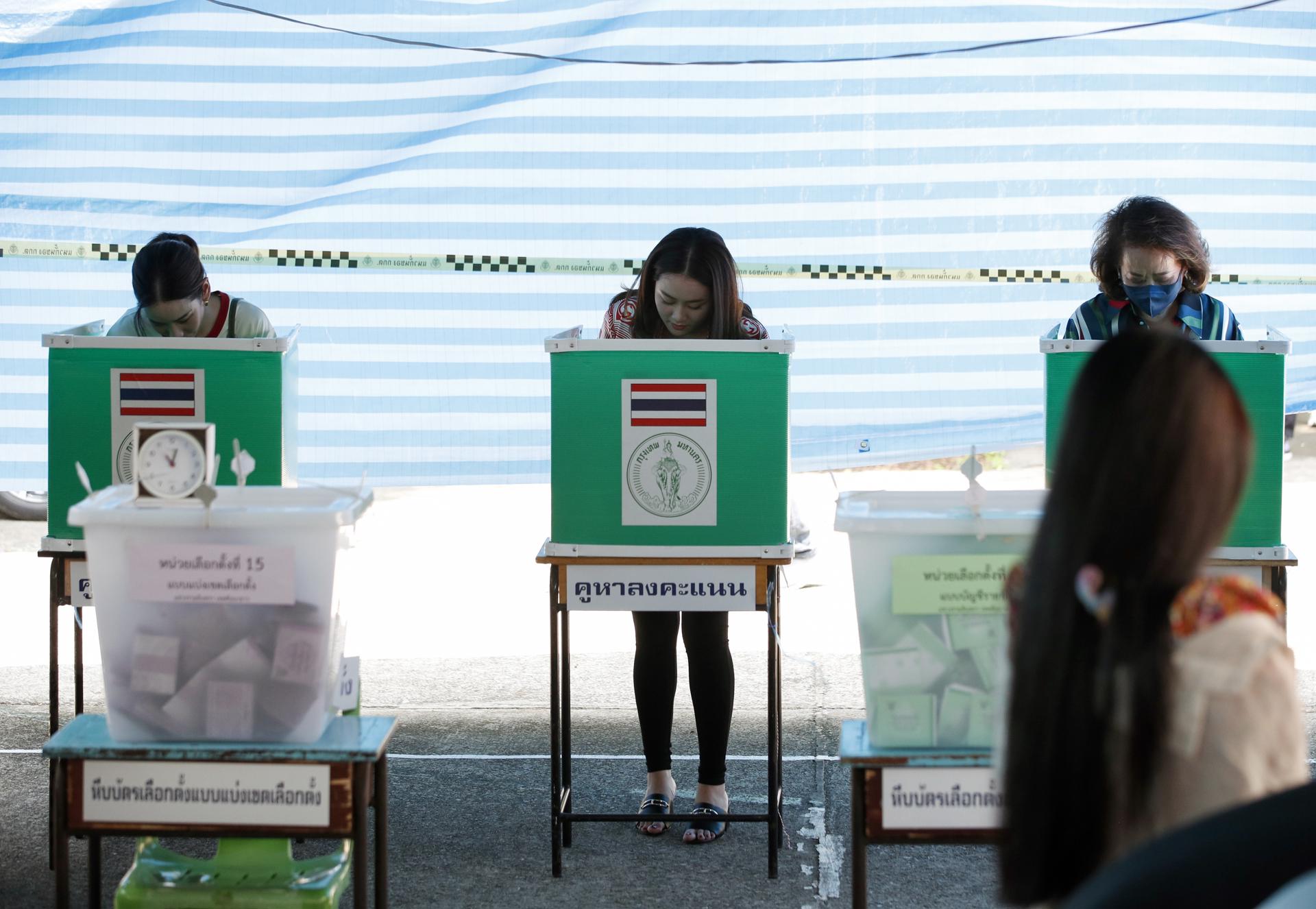 Pheu Thai Party's Prime Ministerial candidate Paetongtarn Shinawatra (C) accompanied with her mother Potjaman Na Pombejra (R) and her older sister Pintongta Shinawatra (L) cast ballots during the general election at a polling station in Bangkok, Thailand, 14 May 2023. EFE-EPA/RUNGROJ YONGRIT
