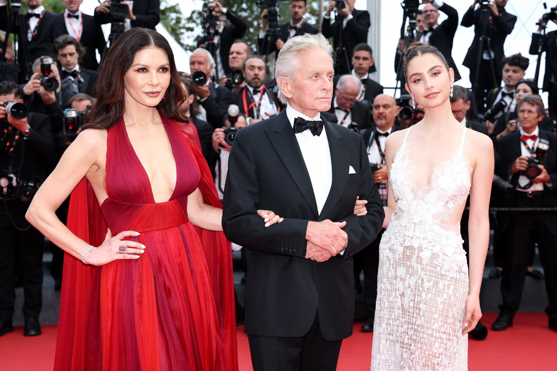 Catherine Zeta-Jones, Michael Douglas y Carys Zeta Douglas llegan para la Ceremonia de Apertura del 76º Festival de Cine de Cannes, en Cannes, Francia, el 16 de mayo de 2023. EFE/EPA/Mohammed Badra