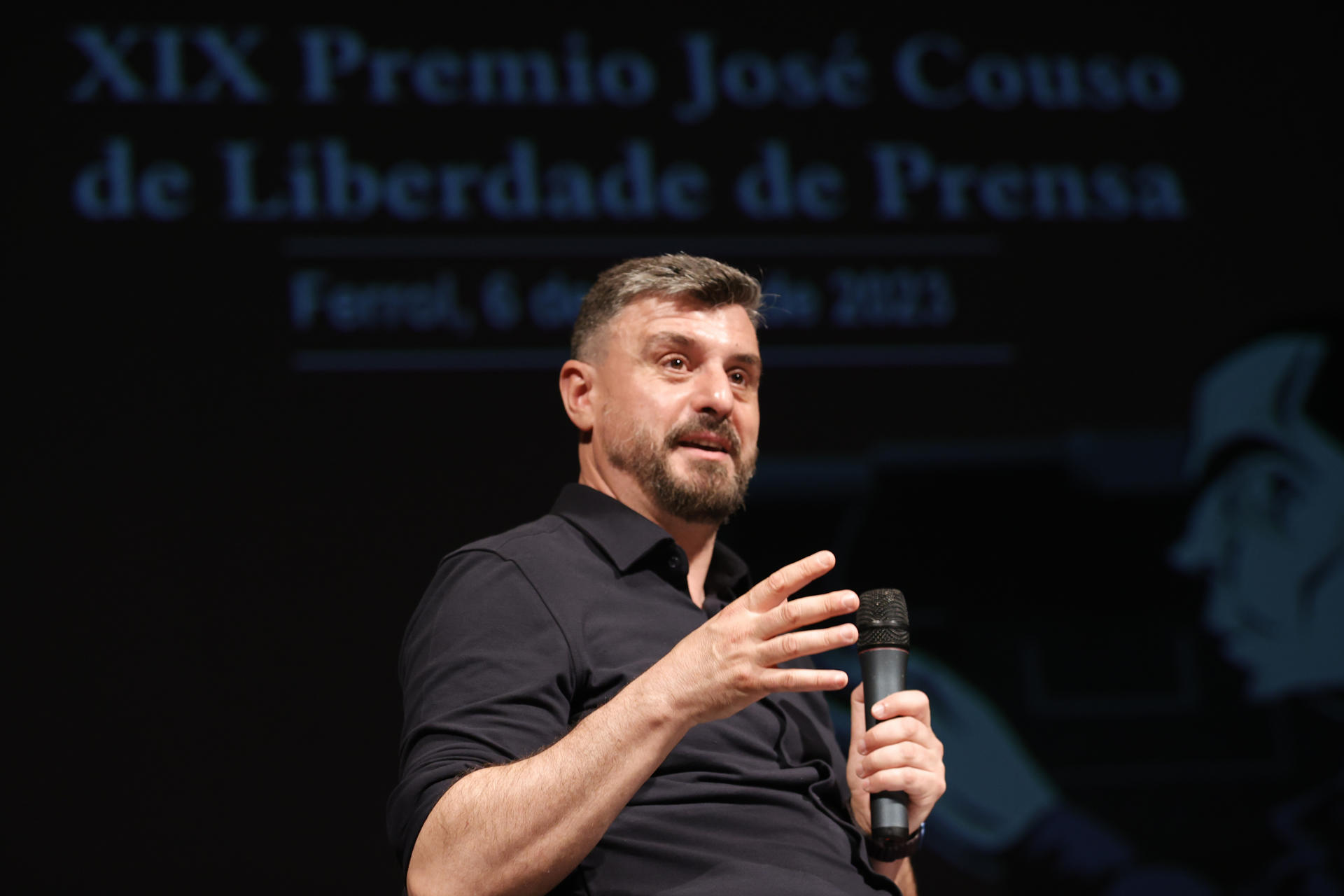 El periodista Marcos Méndez durante su intervención este sábado en la ceremonia de entrega del Premio José Couso de Libertad de Prensa. EFE/ Kiko Delgado
