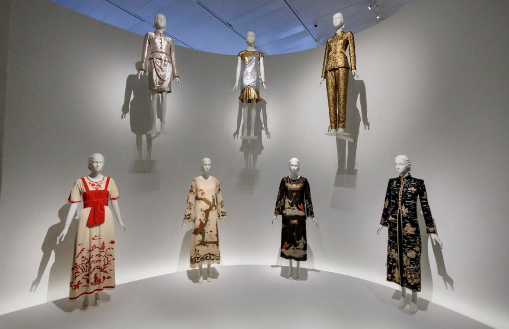 Creaciones del diseñador alemán Karl Lagerfeld se exhiben en una exposición en el Museo Metropolitano de Arte de Nueva York (EE.UU.), este 1 de mayo de 2023. EFE/EPA/Justin Lane
