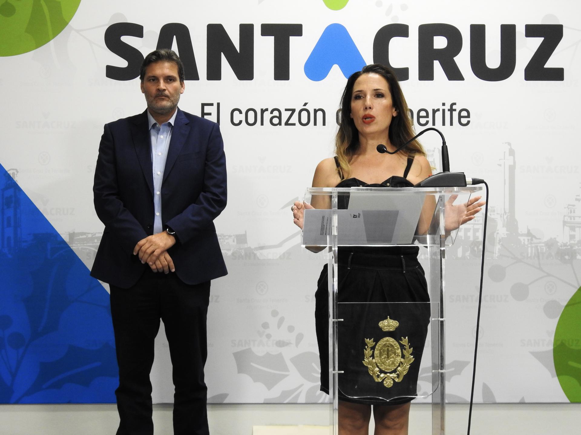Foto de archivo del concejal socialista José Ángel Martín, junto a la candidata a alcaldesa de Santa Cruz de Tenerife por el PSOE, Patricia Hernández. EFE/ Nerea De Ara