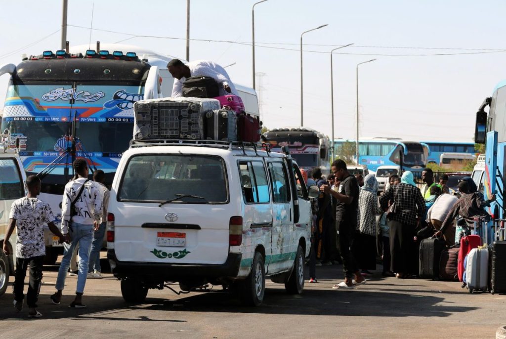 Refugiados huyen de Sudán y llegan a la estación de autobuses de Wadi Karkar, en Asuán, al sur de Egipto.