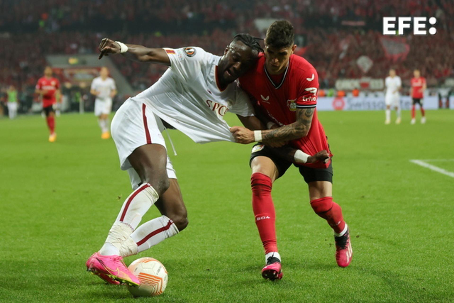 AS Roma's Tammy Abraham (L) in action against Bayer Leverkusen's Piero Hincapie during the UEFA Europa League semifinal second leg in Leverkusen, Germany, on 18 May 2023. EFE/EPA/FRIEDEMANN VOGEL
