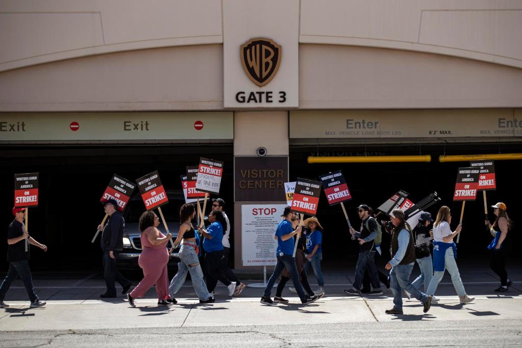 Miembros del Sindicato de Guionistas de Estados Unidos (WGA) se manifiestan frente a los estudios de Warner Bros., en Burbank, California (EE.UU.). EFE/EPA/Etienne Laurent
