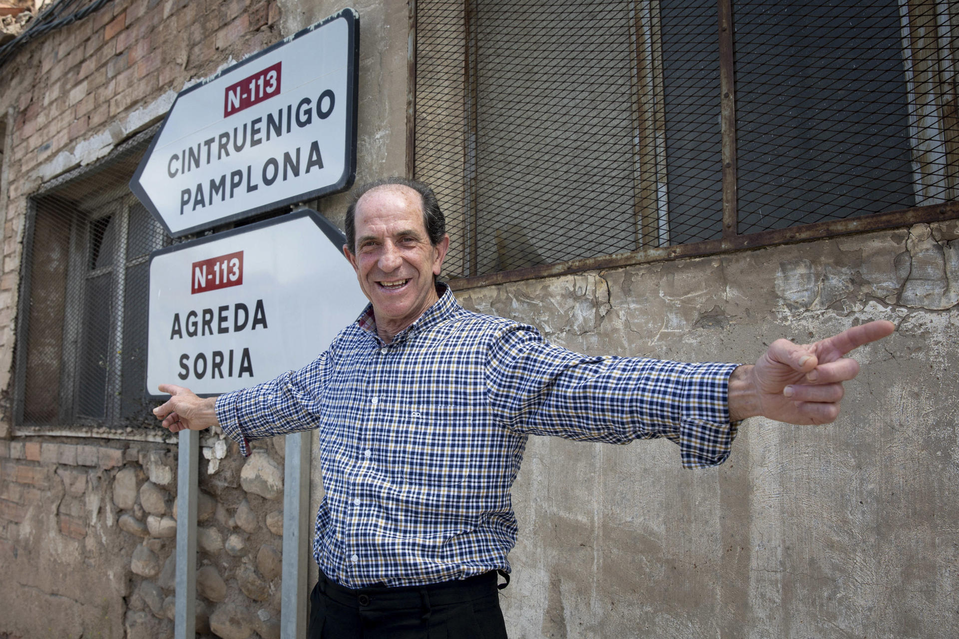El alcalde pedáneo de Valverde, Fermín Ramos, en una de las marcaciones de la localidad.EFE/Raquel Manzanares