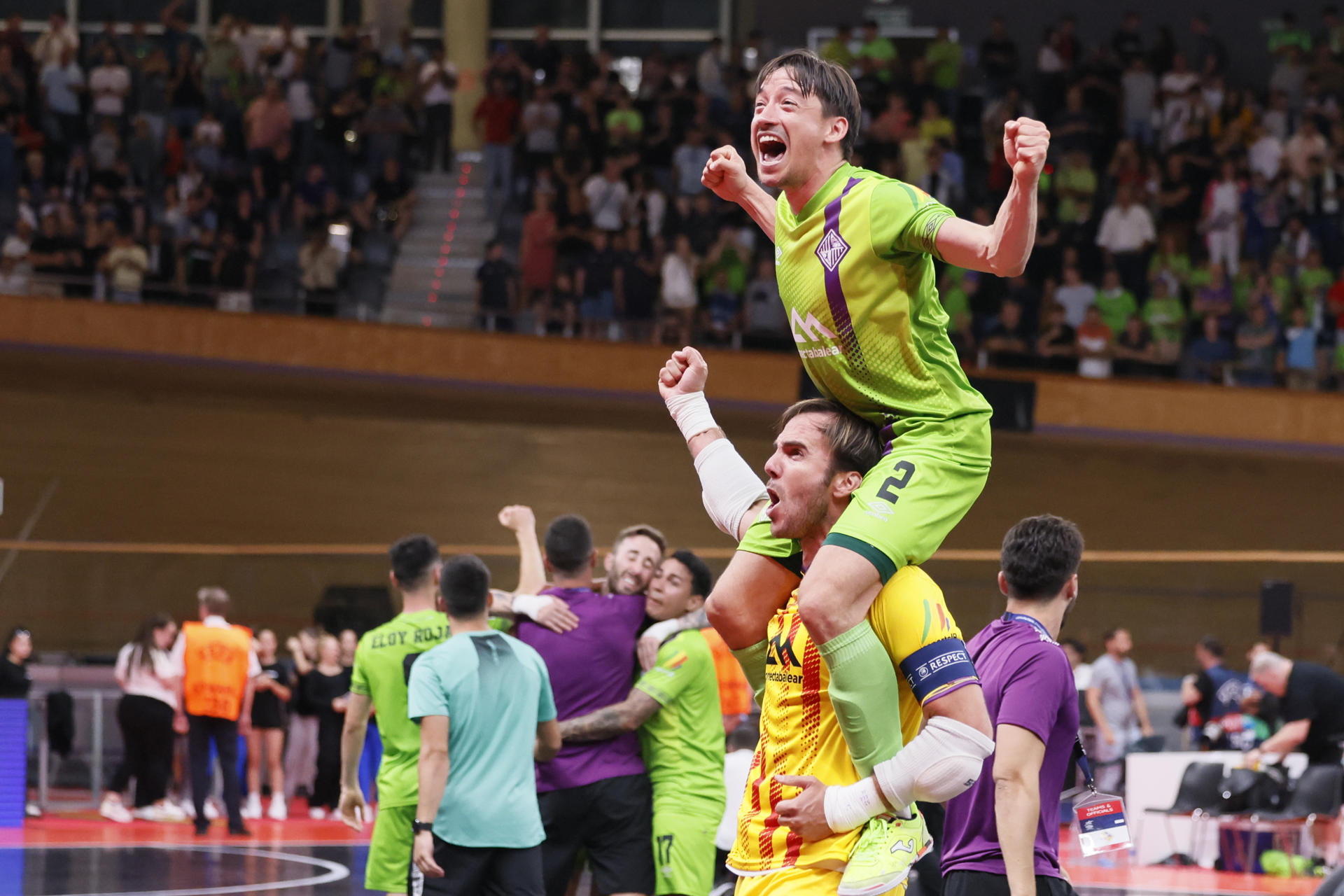 El ala del Mallorca Palma Futsal Bruno Rocha Braga "Chaguinha" (arriba) celebra la victoria ante el Sporting de Lisboa, al término de la final de la Liga de Campeones de fútbol sala disputada este domingo en el Palma Arena. EFE/Cati Cladera
