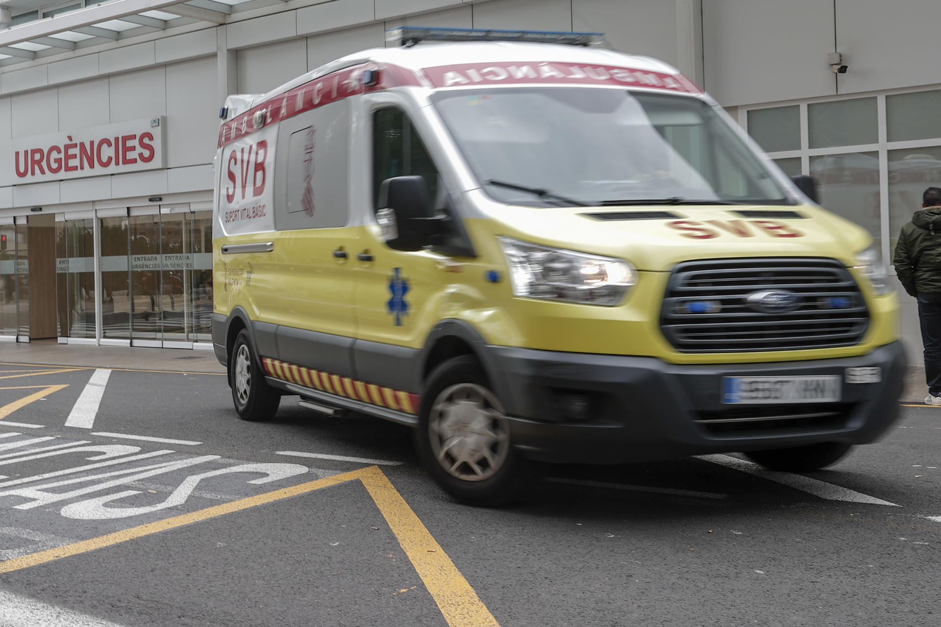 Una ambulancia a las puertas de un hospital de la Comunitat Valenciana. EFE/Manuel Bruque/Archivo