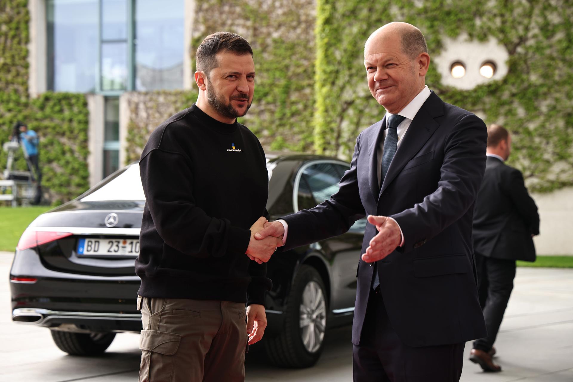 Ukrainian President Volodymyr Zelensky (L) is welcomed by German Chancellor Olaf Scholz (R) at the Chancellery in Berlin, Germany, 14 May 2023. EFE-EPA/CLEMENS BILAN
