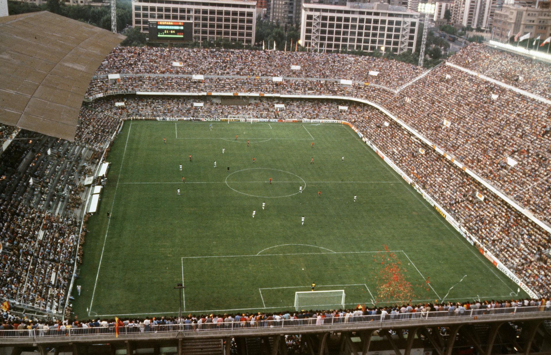 Imagen de archivo, del16-6-1982, del "ambiente que presentaba el estadio Luis Casanova en el partido disputado entre España y Honduras, correspondiente al grupo V del Mundial 82". EFE/C.L.