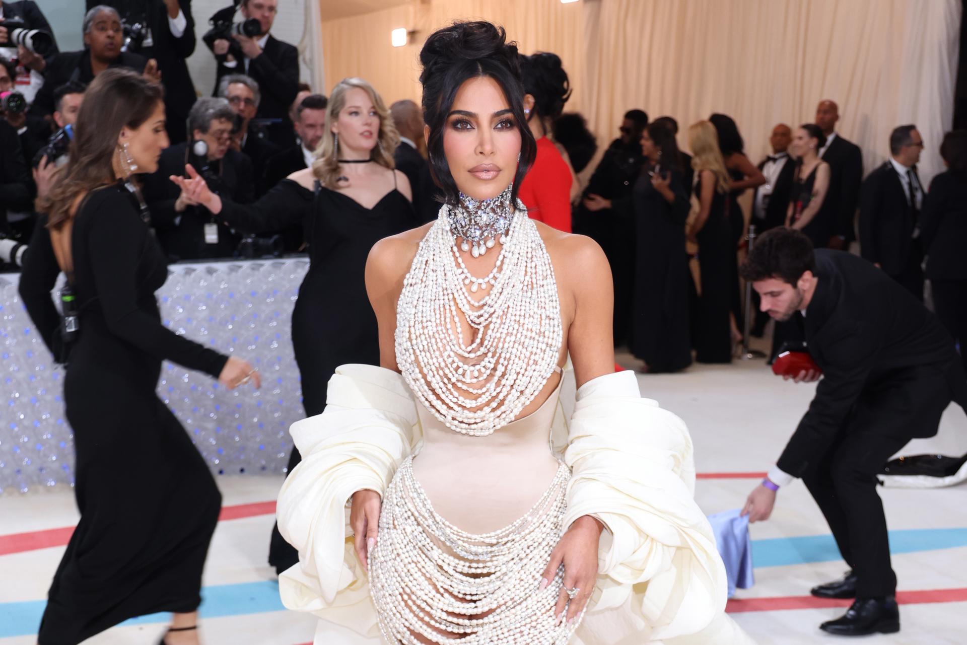 La celebridad estadounidense Kim Kardashian llega a la alfombra roja para la Met Gala 2023, el evento benéfico anual del Instituto de Vestuario del Museo Metropolitano de Arte, en Nueva York. EFE/EPA/JUSTIN LANE