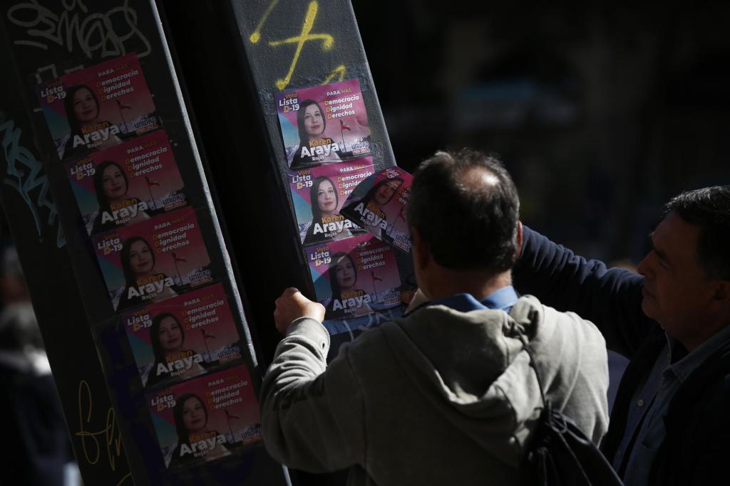Un hombre pega propaganda electoral, el 1 de mayo de 2023, en Santiago (Chile). EFE/Elvis González
