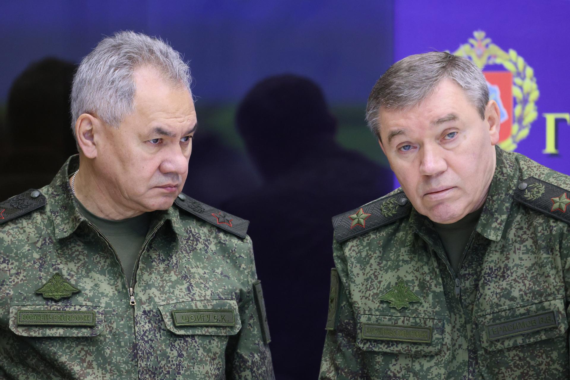 Russian Defense Minister Sergei Shoigu and the chief of the general staff, Valery Gerasimov during a visit by Russian President Vladimir Putin (not shown) to the headquarters of the military branches for the Kremlin's so-called "special military operation" against Ukraine at a site that Moscow has not revealed on Dec. 17, 2022. EFE-EPA/GAVRIIL GRIGOROV/SPUTNIK/KREMLIN / POOL