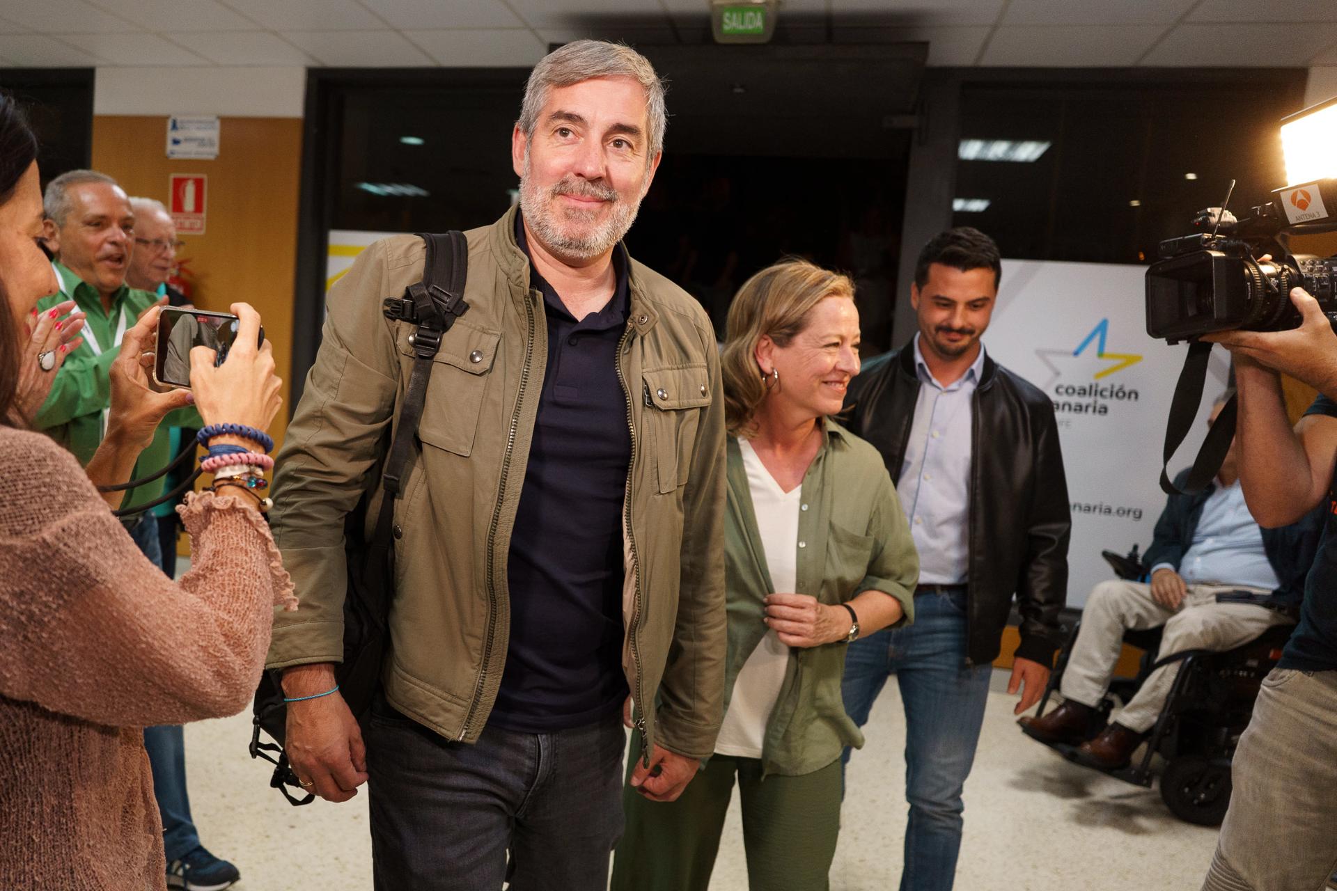 El candidato de Coalición Canaria a la presidencia de Canarias, Fernando Clavijo (i), y la diputada electa por Tenerife, Ana Oramas (c), durante la noche electoral. EFE/Ramón de la Rocha