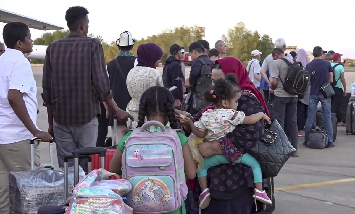 Imagen fija tomada de un video proporcionado por el servicio de prensa del Ministerio de Defensa ruso muestra a personas durante una operación de evacuación militar en el aeropuerto de Jartum, Sudán.