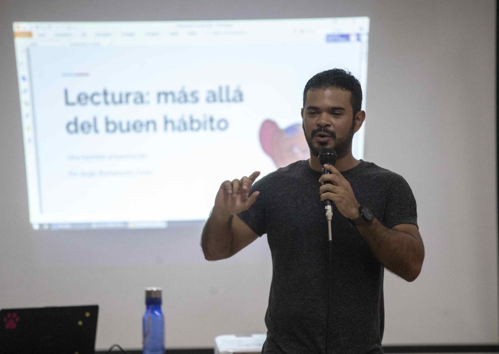The Nicaraguan writer Sergio Bustamante participates in a talk with students of the veterinary career at the University of Commercial Sciences (UCC), on May 9, 2023, in Managua (Nicaragua).  EFE/Jorge Torres