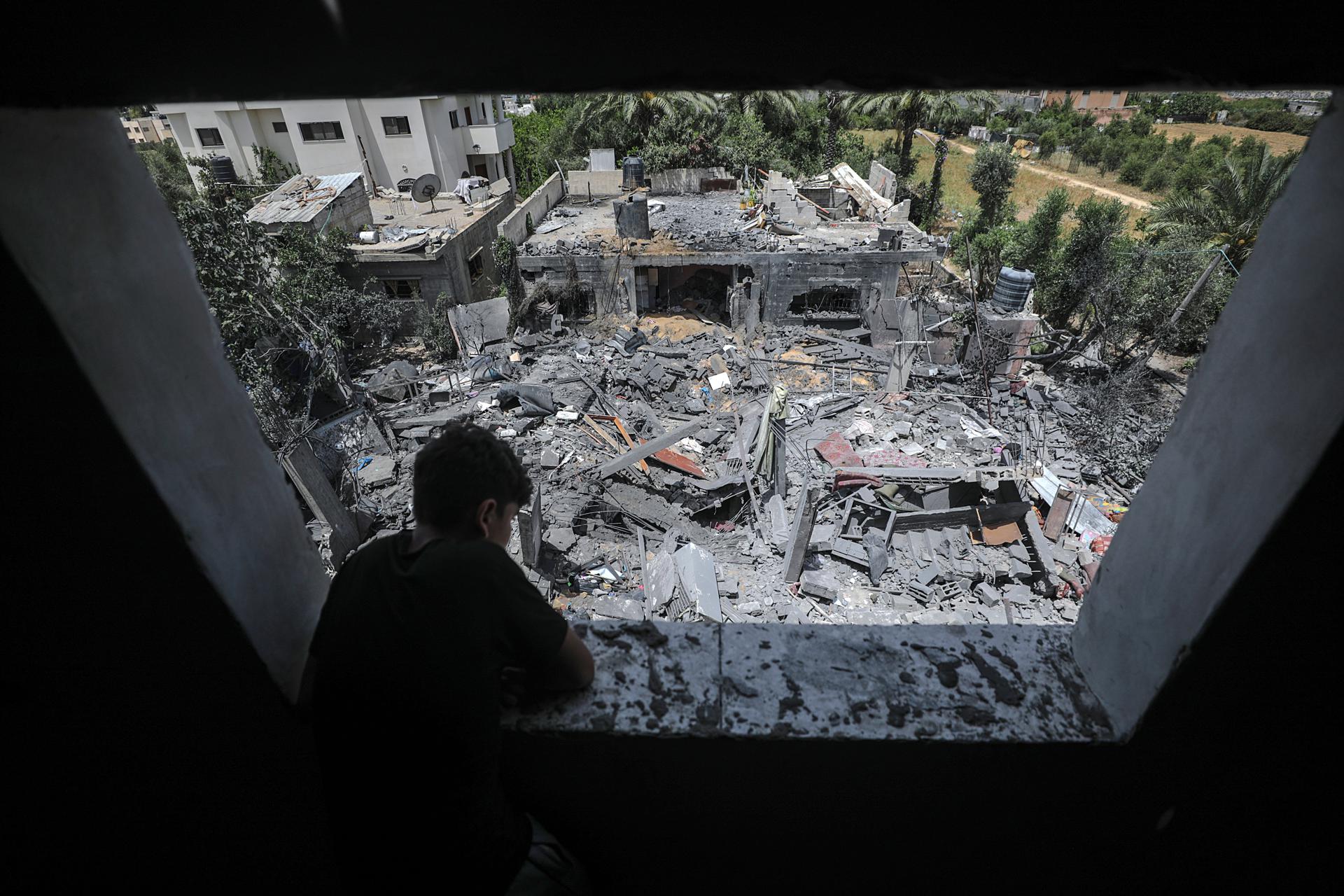 A Palestinian looks at the destroyed house of Abu Khatir family after Israeli air strikes in Beit Hanun town in the northern Gaza Strip, 12 May 2023. EFE-EPA/MOHAMMED SABER
