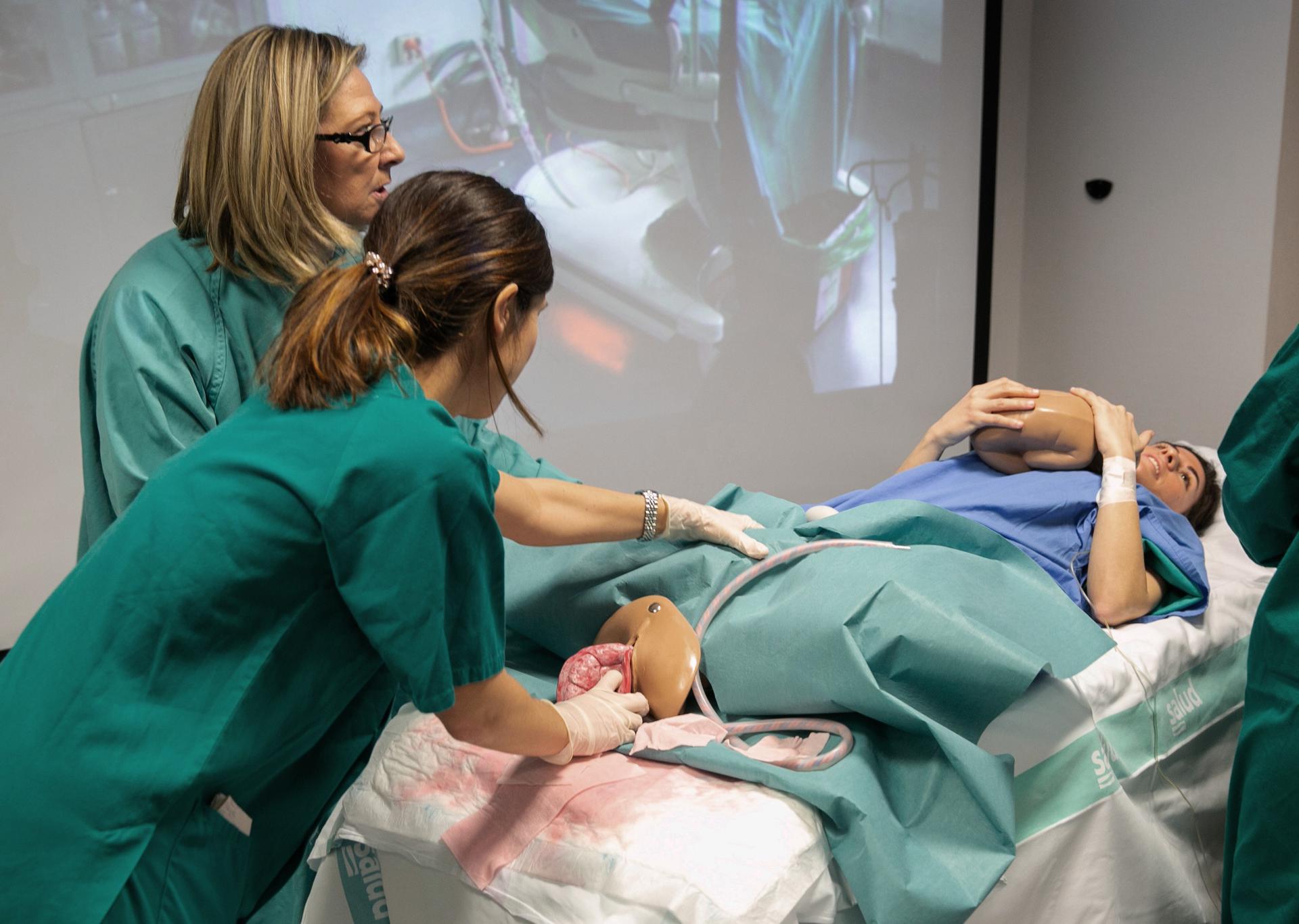 Unas matronas practican el suturado de un desgarro posparto sobre un modelo de gomaespuma, en una imagen de archivo. Hablamos sobre la violencia obstétrica