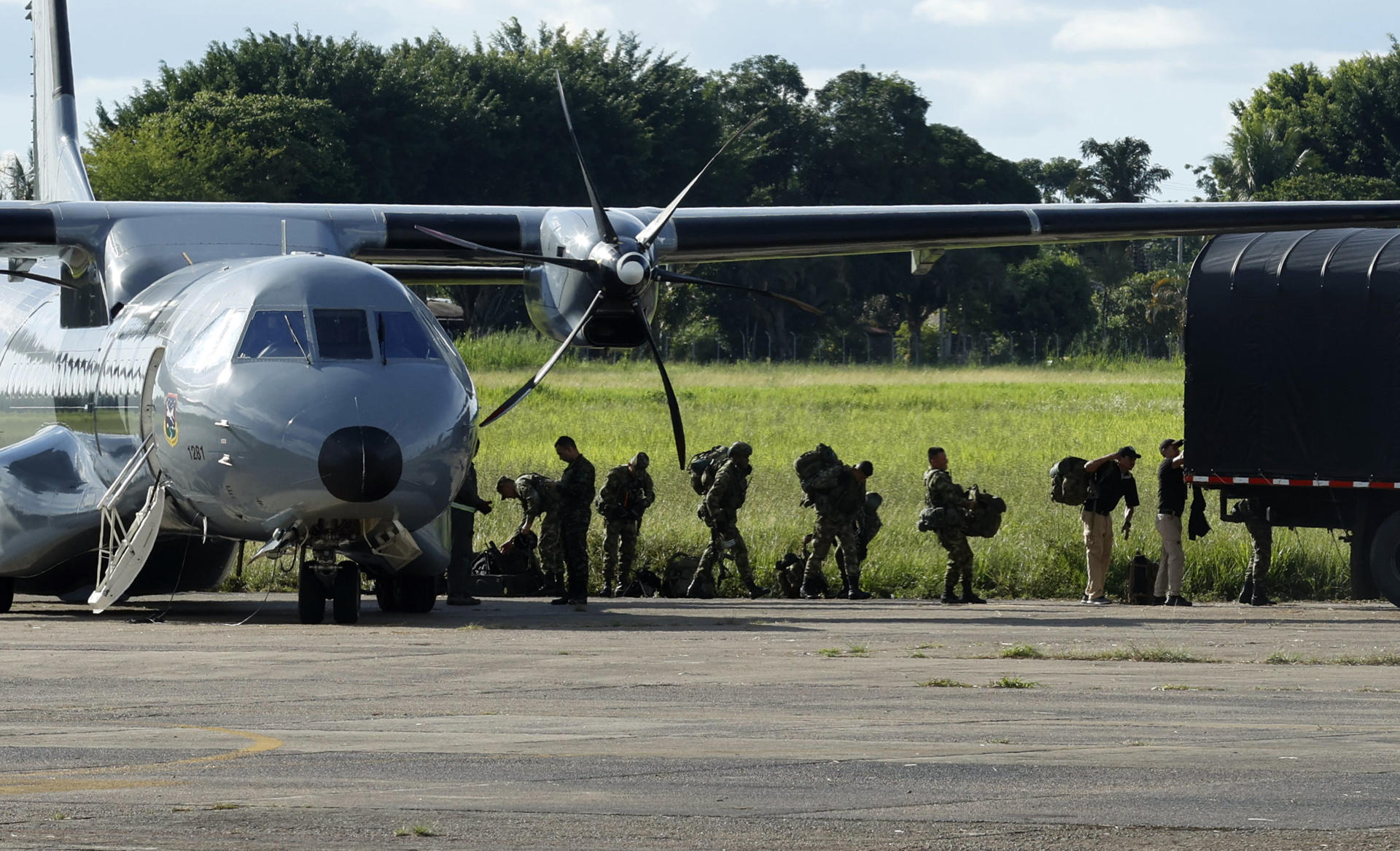Soldados se prestan a unirse a la búsqueda de los menores perdidos después de un accidente aéreo en el sur de Colombia, en San José del Guaviare (Guaviare), el 20 de mayo de 2023. EFE/Mauricio Dueñas Castañeda
