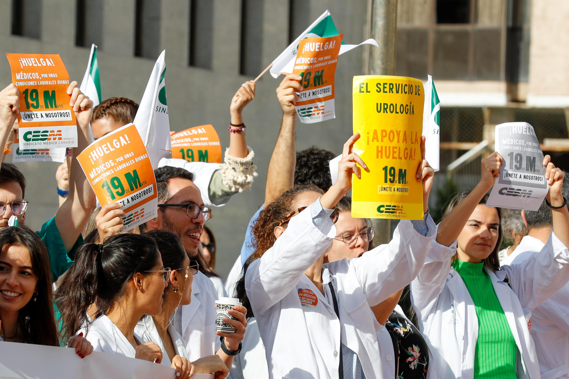 Foto tomada el viernes 19 de mayo, en la primera jornada de la huelga convocada por el Sindicato de Médicos de Canarias en la sanidad pública. EFE/ Elvira Urquijo A.