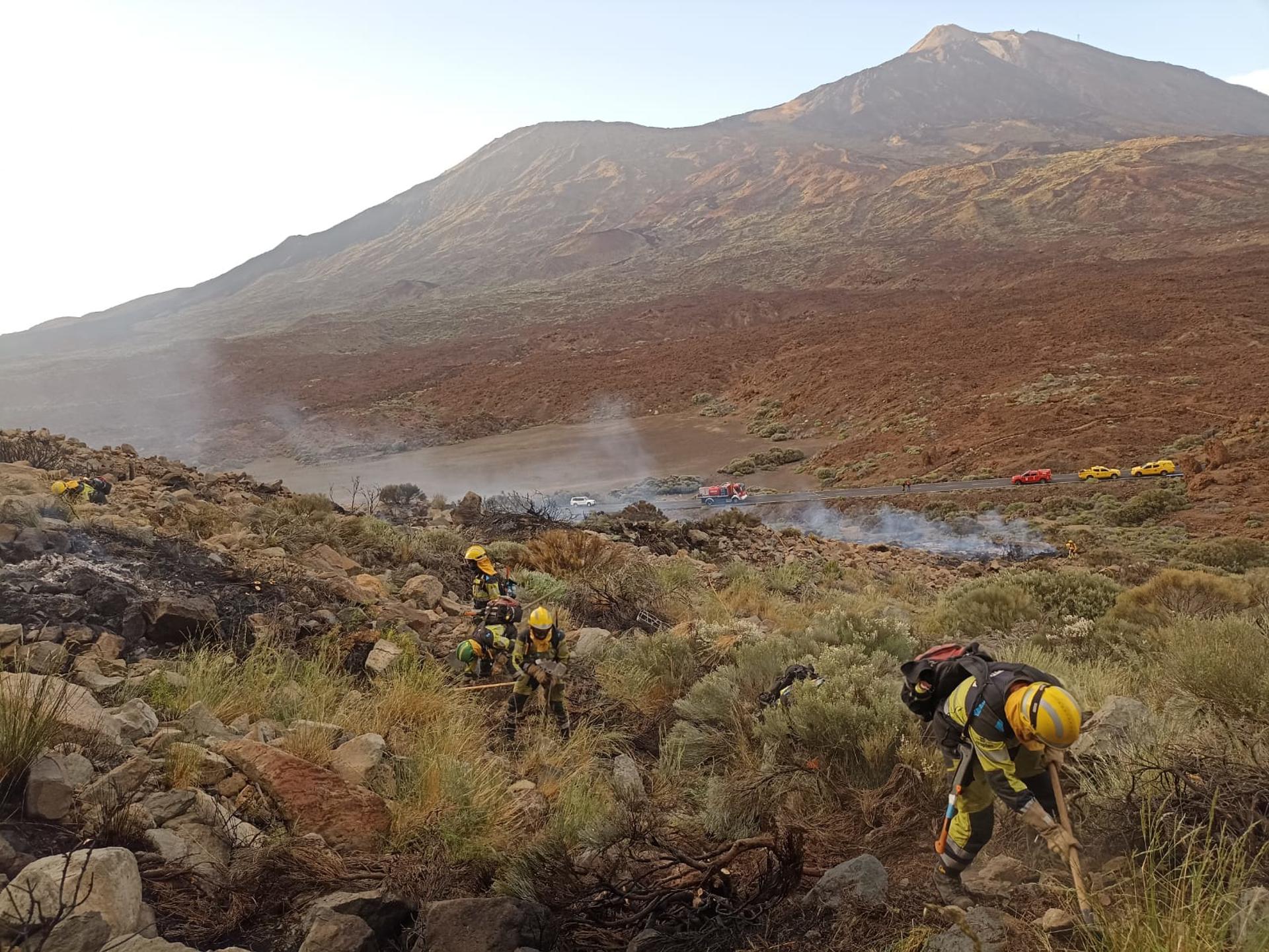 Imagen de los equipos de intervención rápida ante incendios forestales del Gobierno de Canarias trabajando en el conato del Parque Nacional del Teide. EFE/Gobierno de Canarias