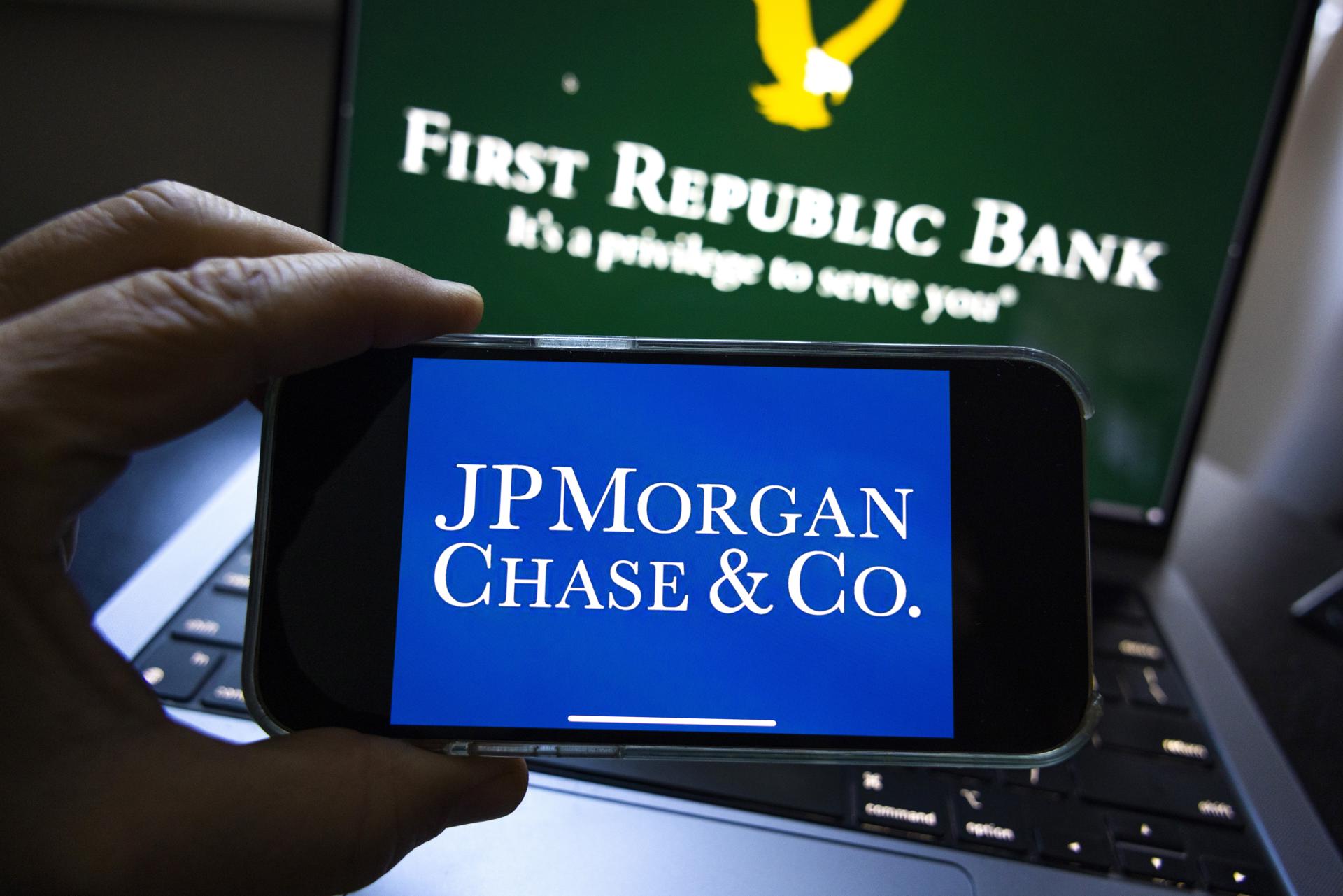 Vista del logo de JP Morgan Chase & Co en un teléfono móvil, frente a un monitor que muestra el logotipo del First Republic Bank, en Washington, este 1 de mayo de 2023. EFE/Jim Lo Scalzo
