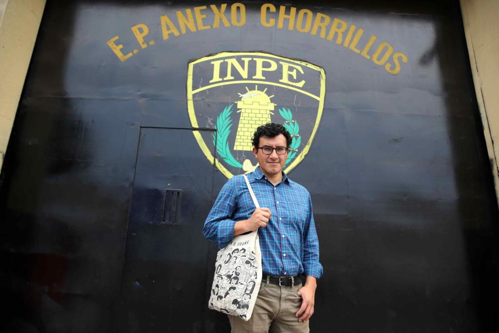 El escritor peruano Marco Avilés posa frente al penal de mujeres de Chorrillos, el 11 de abril de 2023, en Lima (Perú). EFE/Paolo Aguilar
