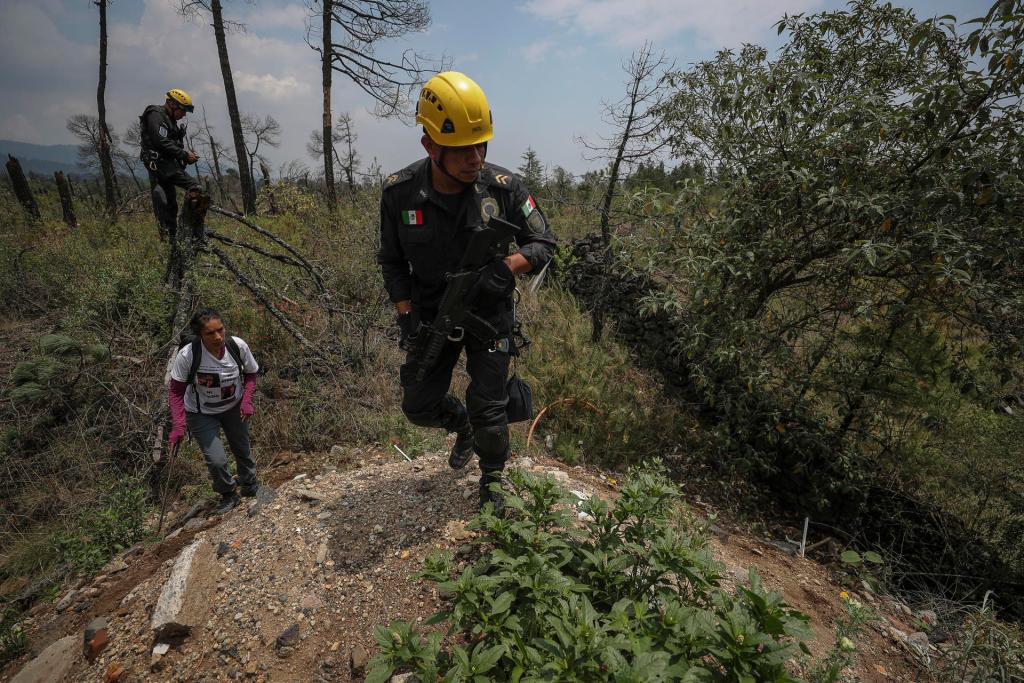 Madres y miembros de emergencias realizan una brigada de búsqueda en la zona del Ajusco, en Ciudad de México (México). EFE/Isaac Esquivel
