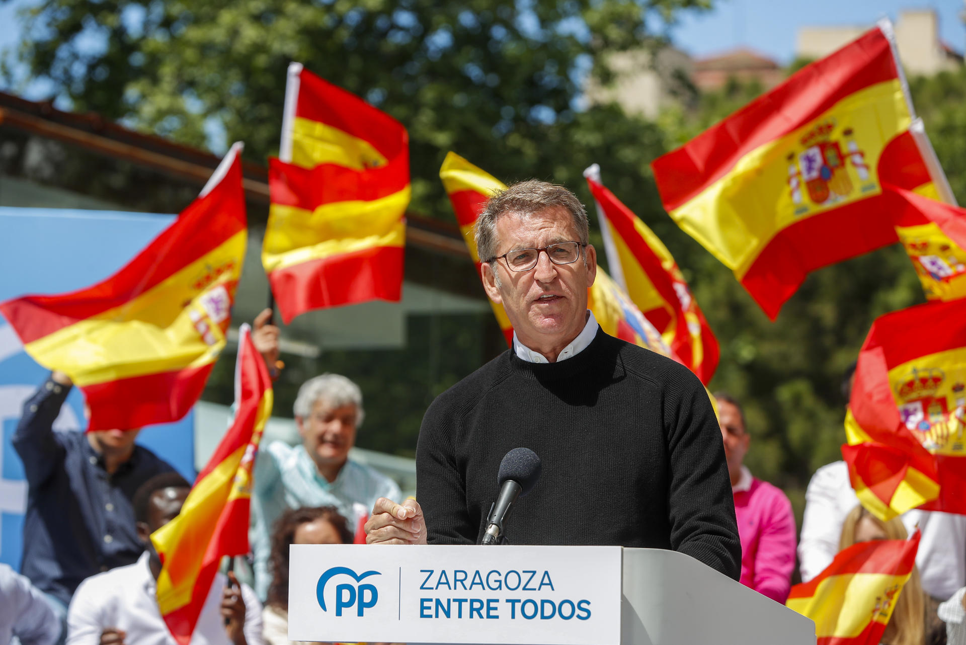El líder del PP, Alberto Núñez Feijóo (c), respalda a los candidatos de su partido a las elecciones autonómicas y locales del 28 M durante un mítin en Zaragoza este domingo.
