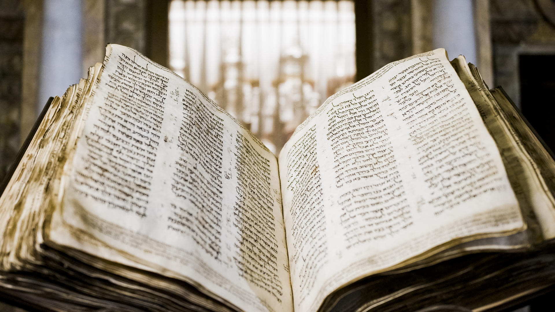 La biblia hebrea más antigua y completa vendida en Nueva York por 38,1 millones de dólares