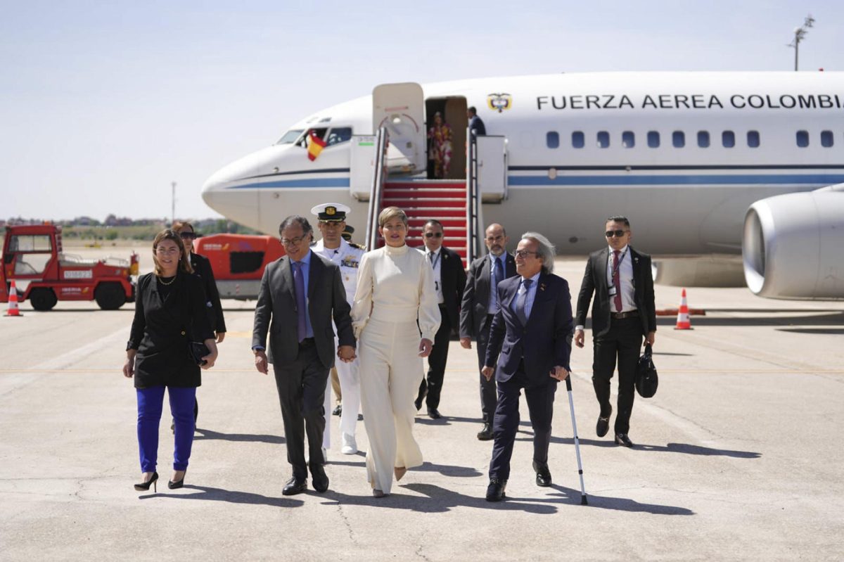 El presidente de Colombia, Gustavo Petro, acompañado de su mujer, Verónica Alcocer, llega al Aeropuerto Internacional Adolfo Suárez en Madrid, España.