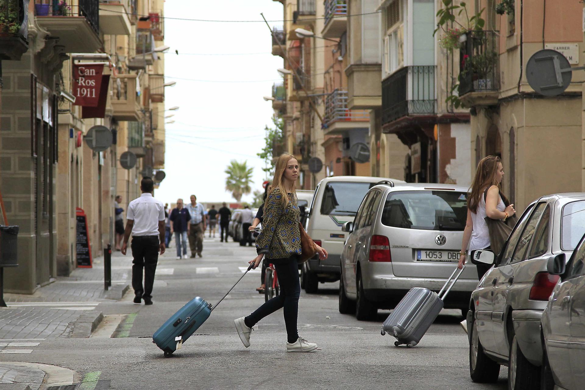 Unas turistas buscan su hospedaje en una zona de apartamentos turísticos. EFE/Marta Pérez/Archivo