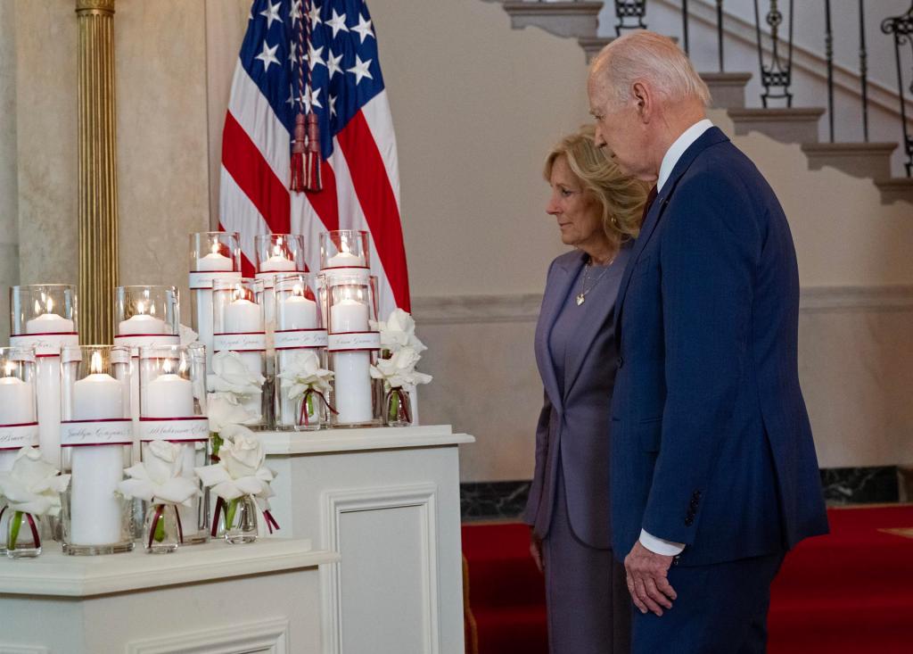 El presidente de Estados Unidos, Joe Biden y la primera dama Jill Biden observan el homenaje a las víctimas del tiroteo escolar en Uvalde, en la Casa Blanca, en Washington (EE.UU.), este 24 de mayo de 2023. EFE/EPA/Ron Sachs/Pool
